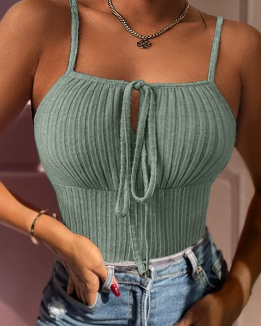 Premièrement : Ce Haut caraco côtelé à détails noués Femme séduit par sa texture douce et extensible.
