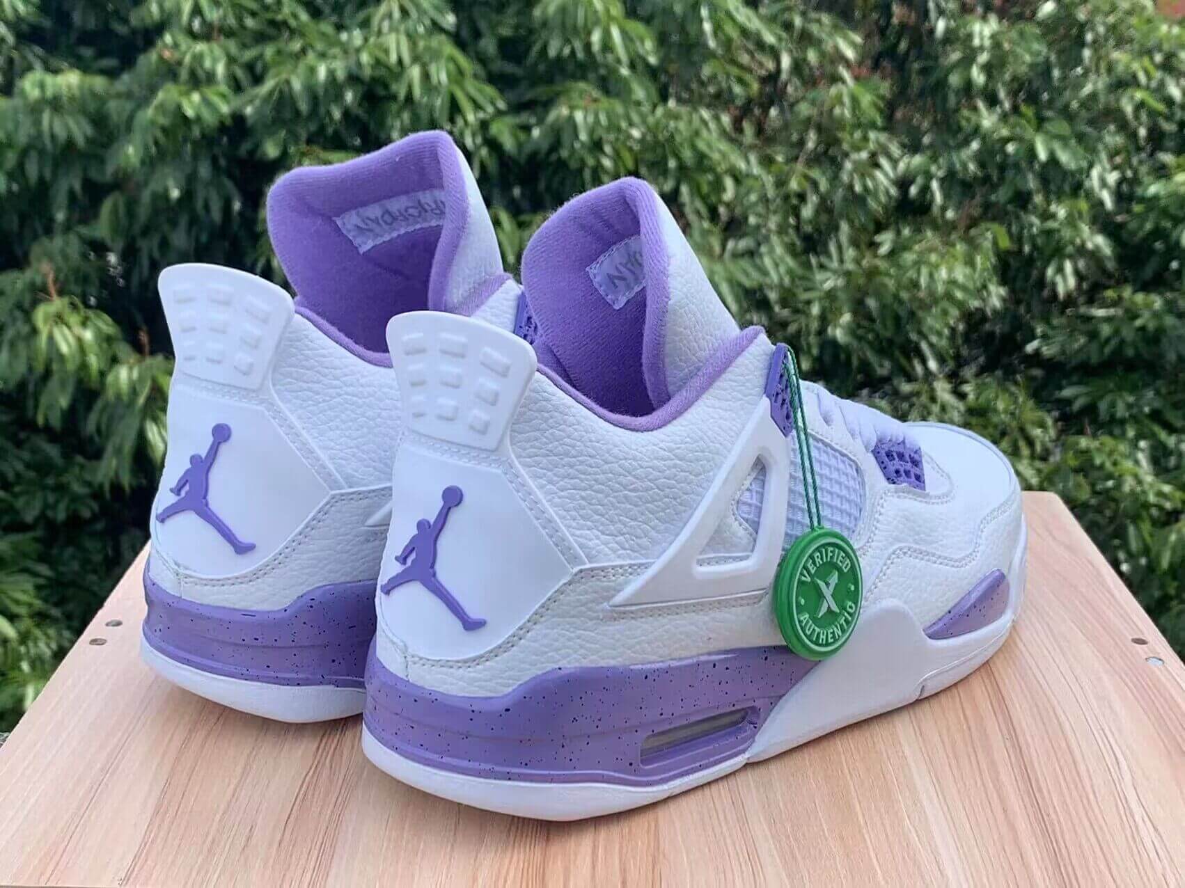 Premièrement : Les baskets Air Jordan 4 Femme se distinguent par leur design iconique et leur capacité à allier style et fonctionnalité