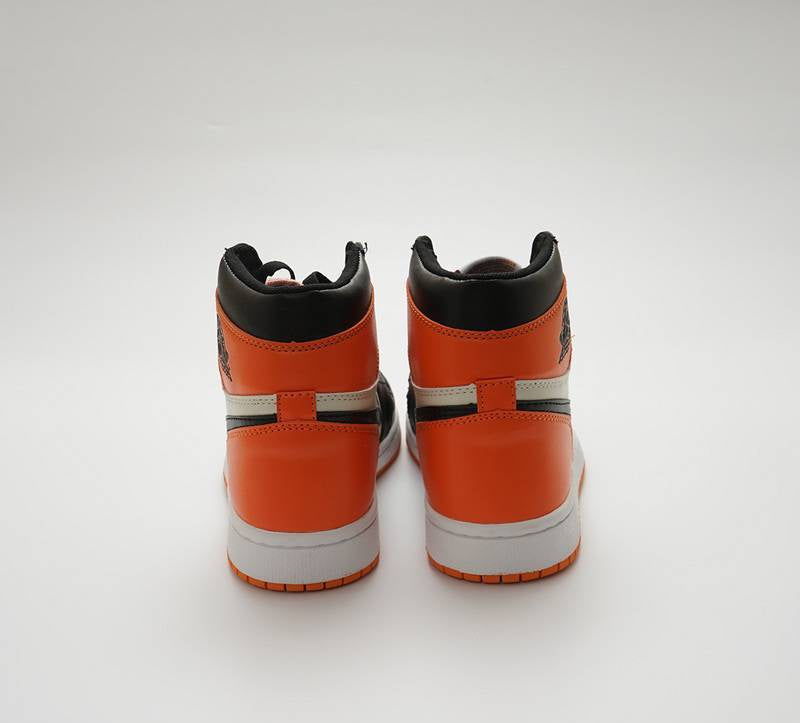 Les Air Jordan 1 Retro High OG "Shattered Backboard" Femme incarnent l’héritage emblématique de la marque Jordan tout en ajoutant une touche d’audace visuelle.
