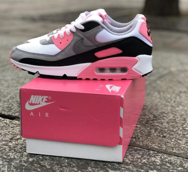 Les baskets Nike Air Max 90 Futura sont des pièces maîtresses de la mode.