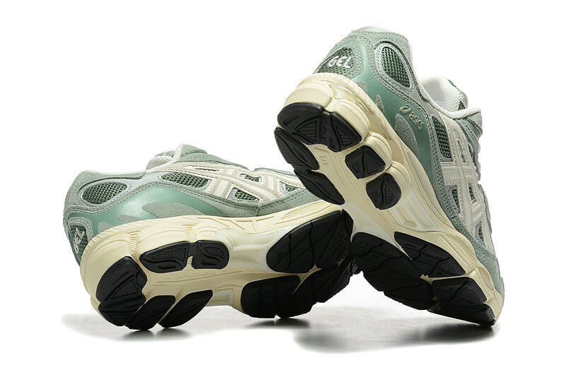 Premièrement :Les baskets Asics  offrent une combinaison parfaite de style et de performance. Leur design élégant et leurs technologies de pointe les rendent idéales pour les coureurs et les amateurs de mode.