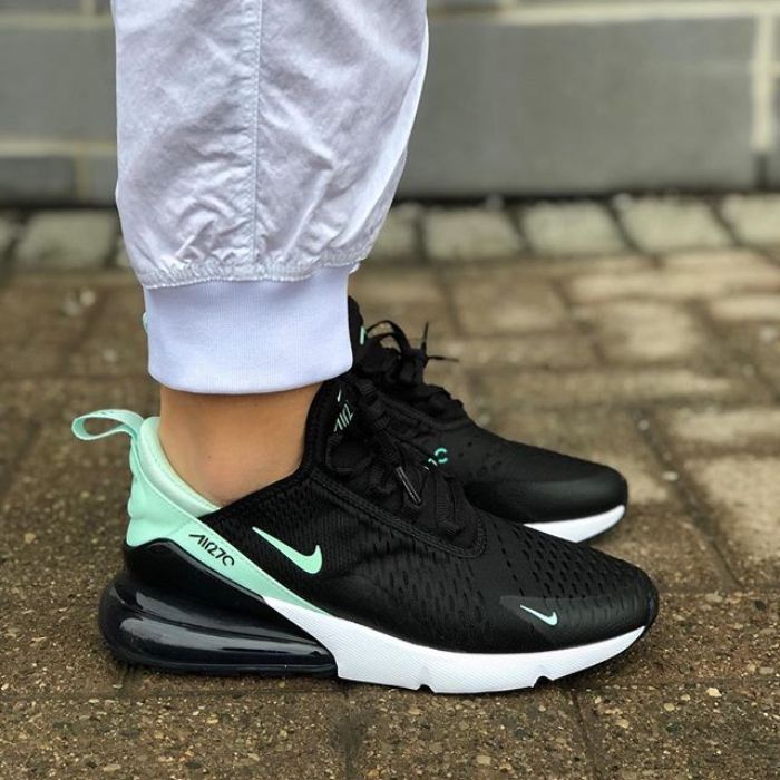 Les baskets Nike Air Max 270 Plus Femme combinent deux des modèles les plus emblématiques de la marque : les Air Max 270 et les Air Max Plus.