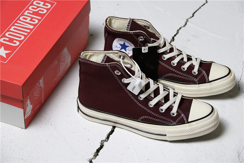 Premièrement : Les baskets Converse Femme se distinguent par leur design iconique et leur esthétique vintage.