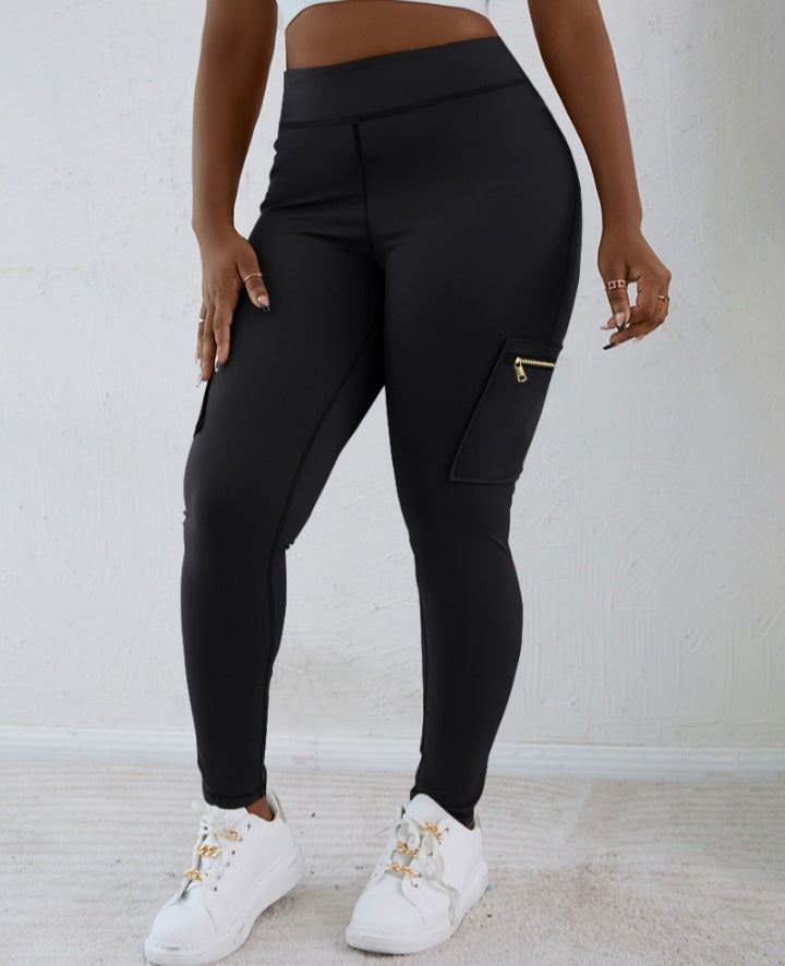 Premièrement : Ce Legging de motard taille haute avec poches à rabat pour soulever les fesses.