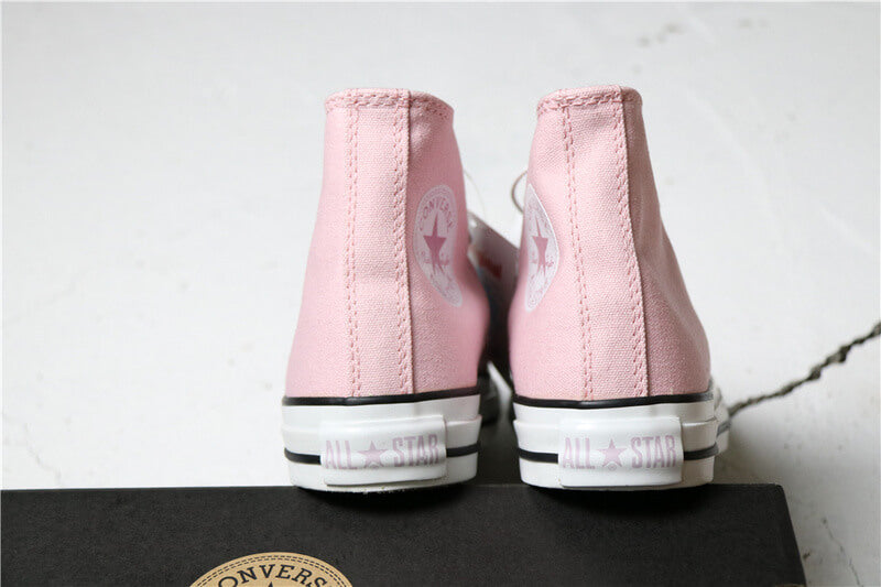 Premièrement : Les baskets Converse Femme se distinguent par leur design iconique et leur esthétique vintage.