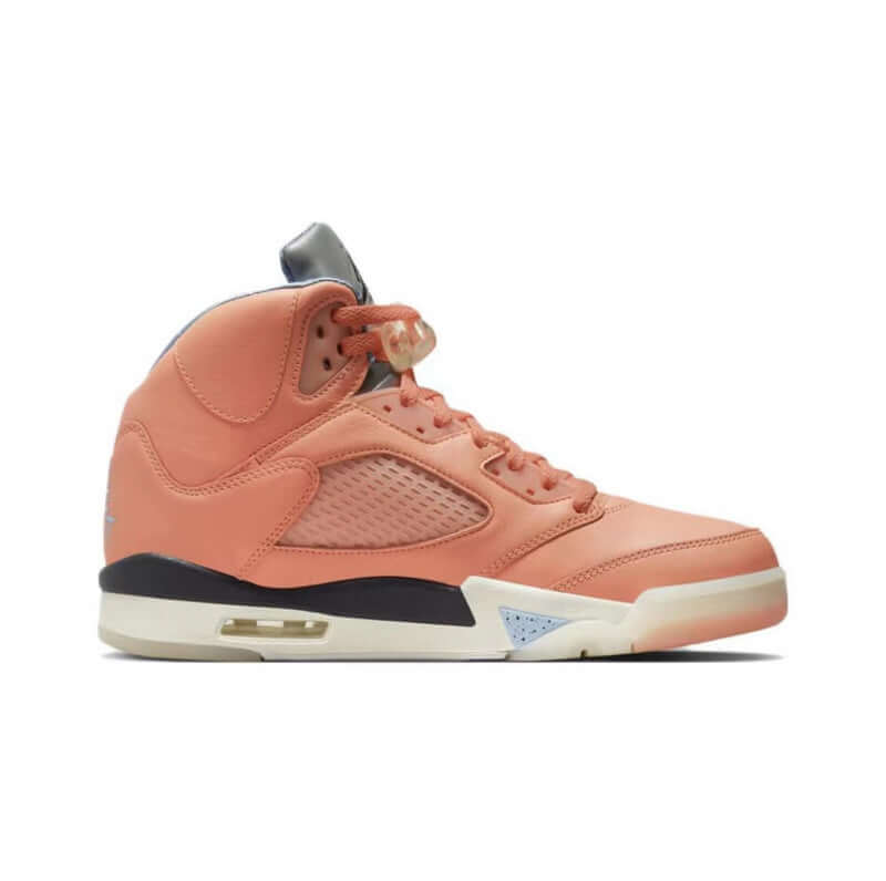 Premièrement, les baskets Air Jordan 5 Femme incarnent un mélange parfait de style audacieux et de performance exceptionnelle.