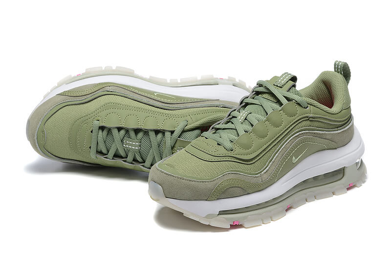 Premièrement, les baskets Nike Air Max 97 Femme incarnent un design emblématique et audacieux.

Inspirées des lignes fluides des trains à grande vitesse japonais.