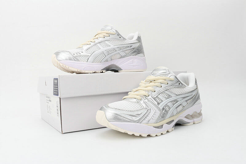 Résultats de l'engagement emblématique de la marque Asics à combiner style et innovation, les sneakers Asics Femme  sont des pièces maîtresses de la mode sportive.