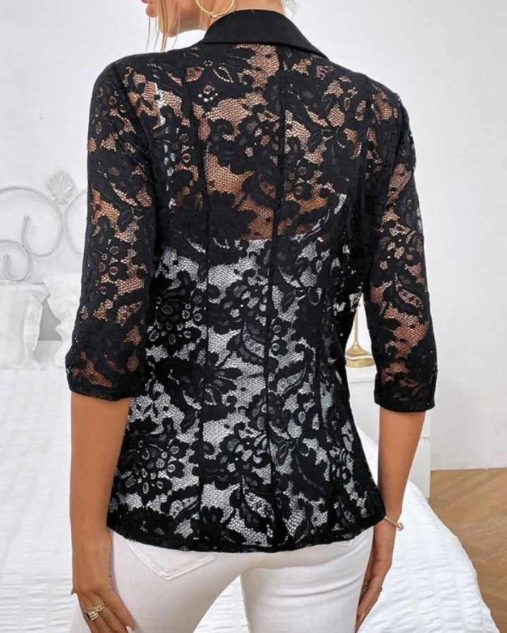 Premièrement : Apportez une touche de raffinement et de modernité à votre look avec ce Manteau blazer transparent avec patch en dentelle et rabat à bouton unique femme.