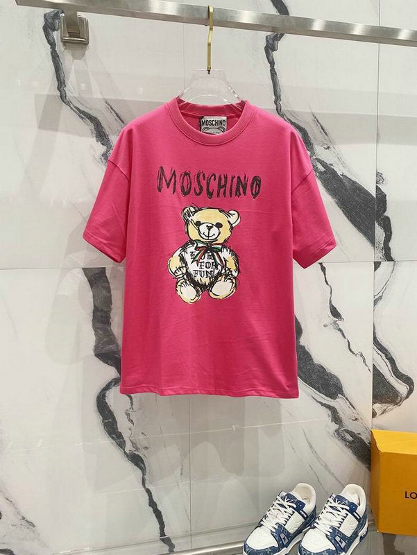 Premièrement : les T-shirts Moschino Femme offrent une élégance et un confort inégalés.