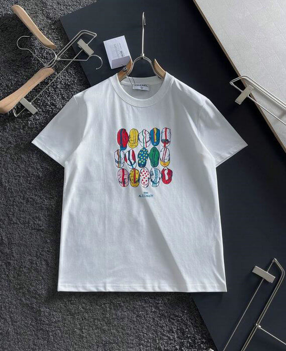 Premièrement : les T shirts Chanel Femme offrent une élégance et un confort inégalés.