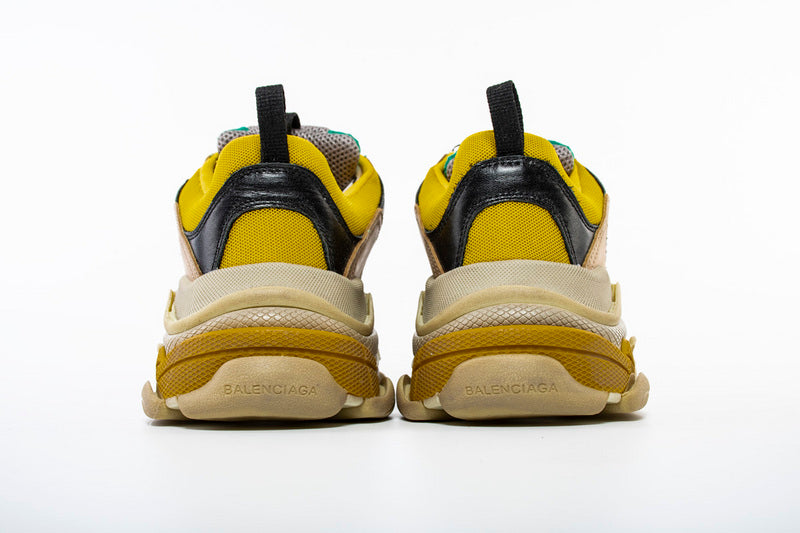 Résultats de l'évolution emblématique de la marque Balenciaga, les chaussures Balenciaga Triple S "Beige Green Yellow" Femme sont un témoignage de l'engagement de Balenciaga à combiner style et innovation.