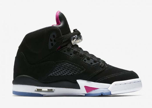Premièrement, les baskets Air Jordan 5 Femme incarnent un mélange parfait de style audacieux et de performance exceptionnelle.

