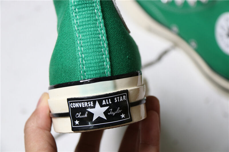Premièrement : Les baskets Converse Femme se distinguent par leur design iconique et leur esthétique vintage.