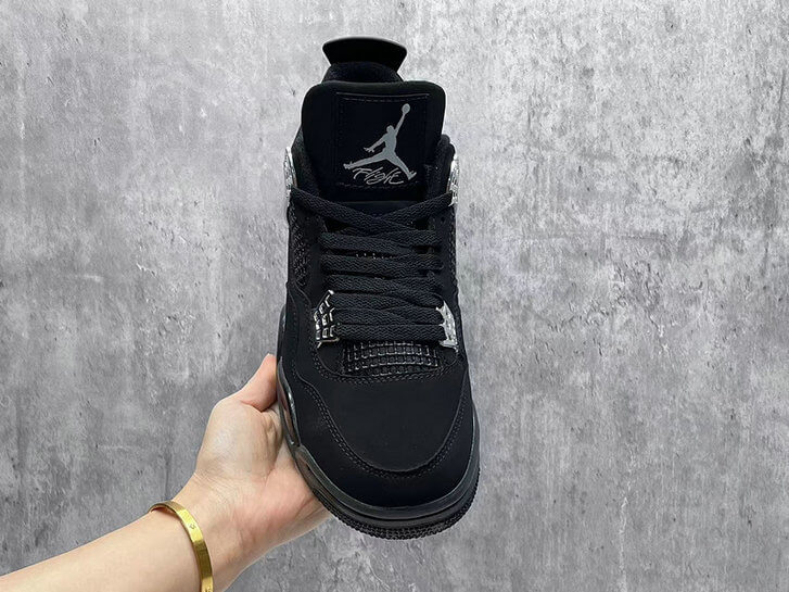 Premièrement : Les baskets Air Jordan 4 Femme se distinguent par leur design iconique et leur capacité à allier style et fonctionnalité.