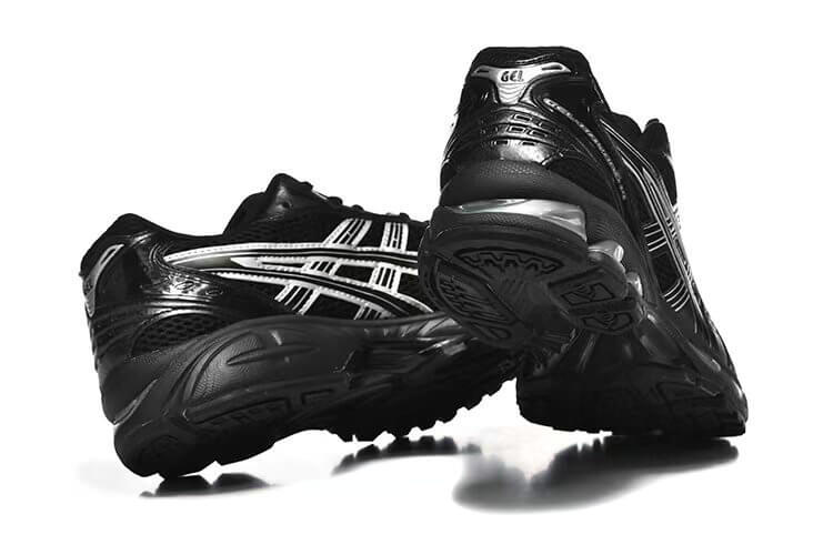 Premièrement :Les baskets Asics GEL-KAYANO offrent une combinaison parfaite de style et de performance.