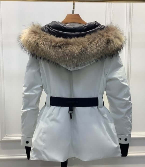 Premièrement : Les doudounes Moncler Femme, ainsi que les manteau Moncler Femme, incarnent un style et un raffinement incomparables.