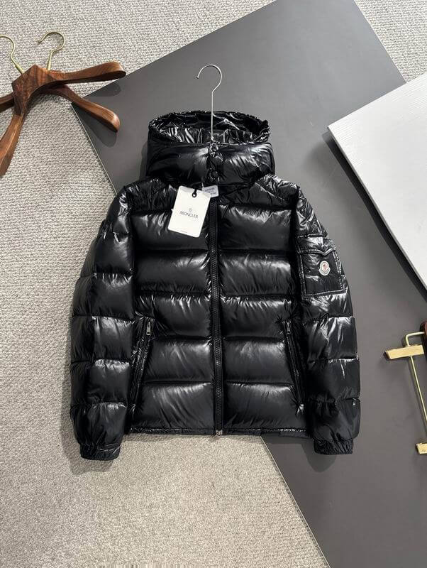 Premièrement : Les doudounes Moncler Femme, ainsi que les manteau Moncler Femme, incarnent un style et un raffinement incomparables.