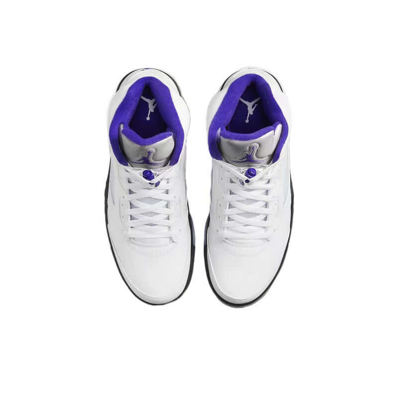 Premièrement, les baskets Air Jordan 5 Femme incarnent un mélange parfait de style audacieux et de performance exceptionnelle.
