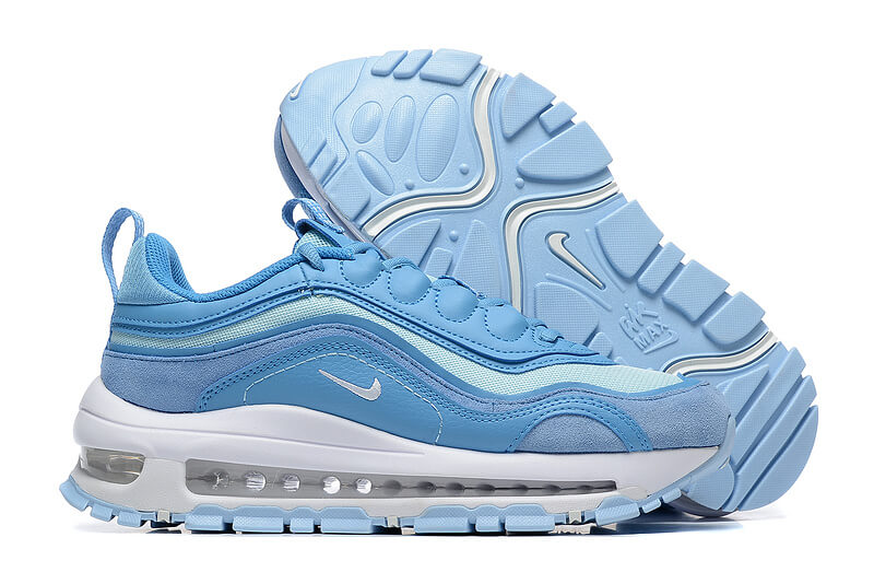 Premièrement, les baskets Nike Air Max 97 Femme incarnent un design emblématique et audacieux.

Inspirées des lignes fluides des trains à grande vitesse japonais.