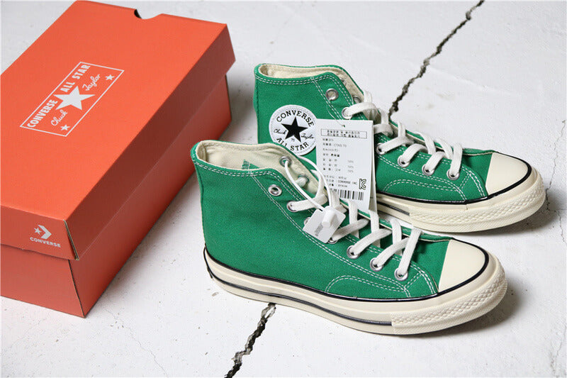 Premièrement : Les baskets Converse Femme se distinguent par leur design iconique et leur esthétique vintage.