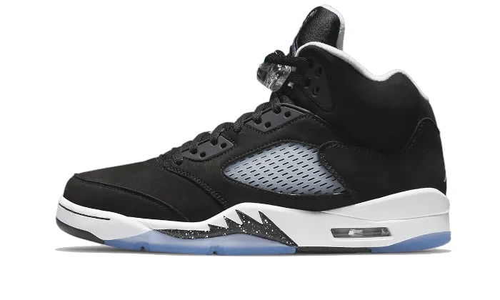 Premièrement, les baskets Air Jordan 5 Femme incarnent un mélange parfait de style audacieux et de performance exceptionnelle.