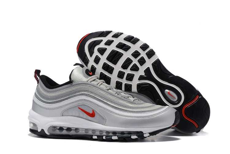 Premièrement, les baskets Nike Air Max 97 Femme incarnent un design emblématique et audacieux.

Inspirées des lignes fluides des trains à grande vitesse japonais.