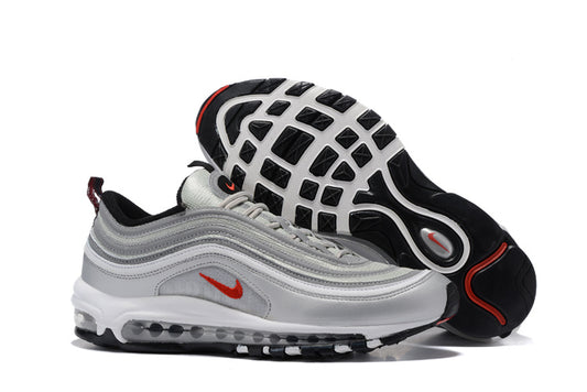 Premièrement, les baskets Nike Air Max 97 Femme incarnent un design emblématique et audacieux.

Inspirées des lignes fluides des trains à grande vitesse japonais.