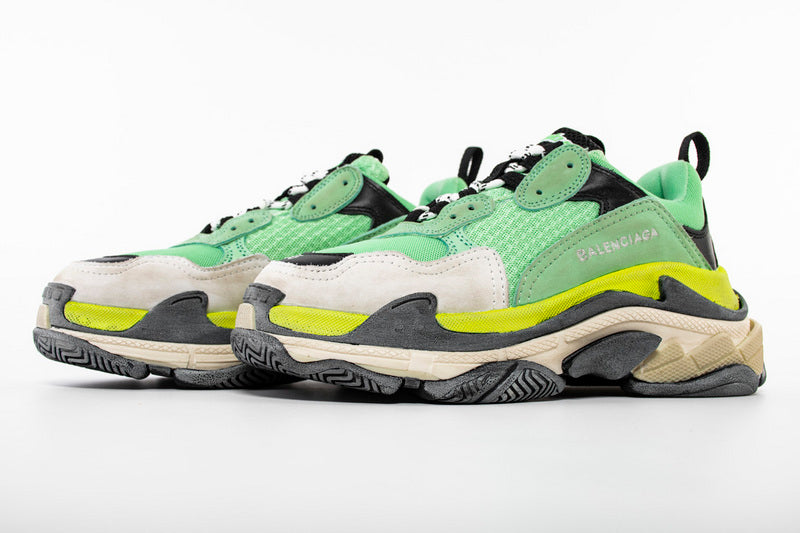 les sneakers Balenciaga Triple S "Beige Green Yellow" Femme sont un témoignage de l'engagement de Balenciaga à combiner style et innovation.