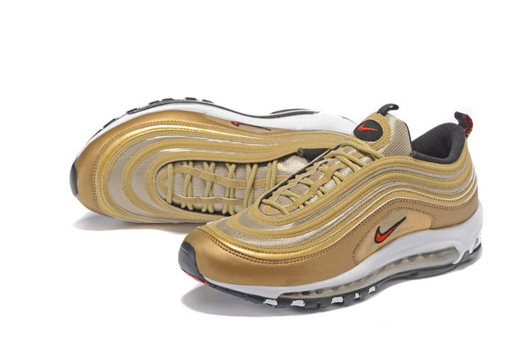 Premièrement, les baskets Nike Air Max 97 Femme incarnent un design emblématique et audacieux.

Inspirées des lignes fluides des trains à grande vitesse japonais.