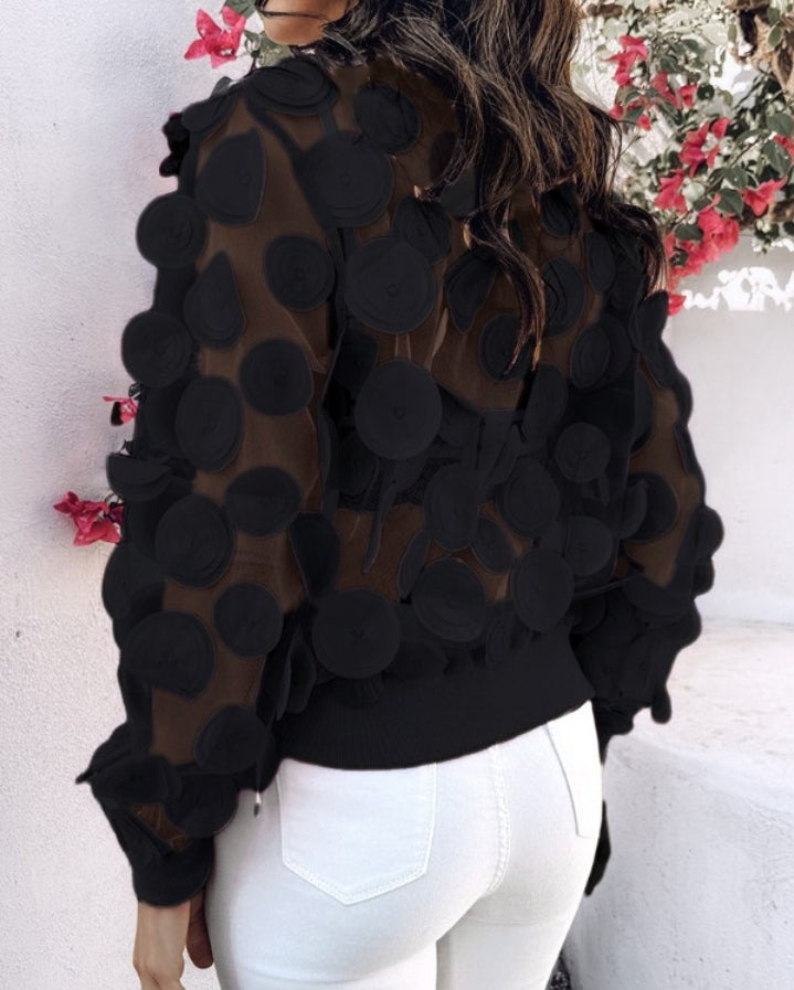 Premièrement : Adoptez un look moderne et raffiné avec cette Manteau à manches longues avec broderie florale et col de baseball veste zippée en maille transparente femme.