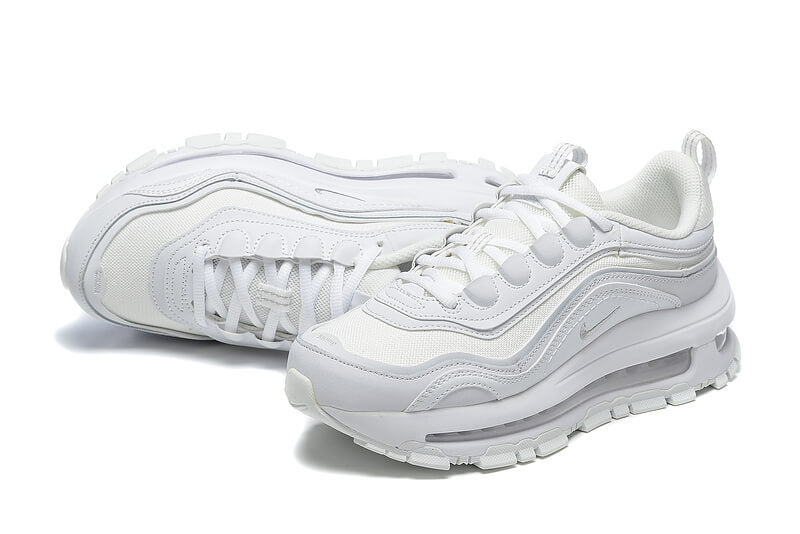 Premièrement, les baskets Nike Air Max 97 Femme incarnent un design emblématique et audacieux.

Inspirées des lignes fluides des trains à grande vitesse japonais.