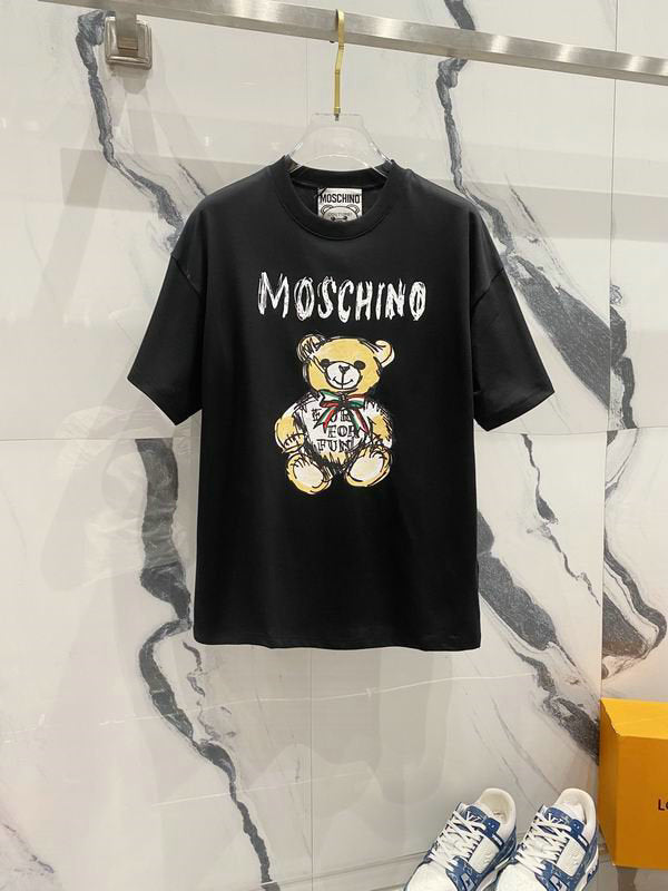 Premièrement : les T-shirts Moschino Femme offrent une élégance et un confort inégalés.