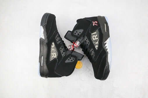 Premièrement, les baskets Air Jordan 5 Femme incarnent un mélange parfait de style audacieux et de performance exceptionnelle.