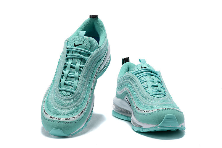Premièrement, les baskets Nike Air Max 97 Femme incarnent un design emblématique et audacieux.

Inspirées des lignes fluides des trains à grande vitesse japonais.