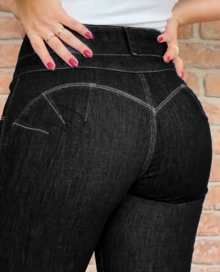 Premièrement : Mettez vos courbes en valeur avec élégance grâce à ce Jean skinny taille haute boutonné sur le devant avec effet rehausseur de fesses , pantalon décontracté femme.