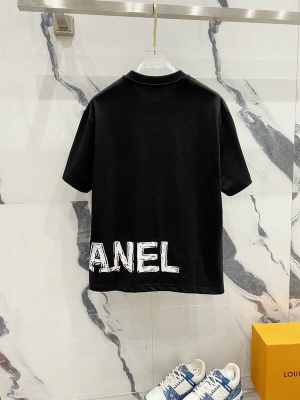 les T-shirts Chanel Femme offrent une élégance et un confort inégalés. Au meilleur prix. Le moins cher design emblématique.