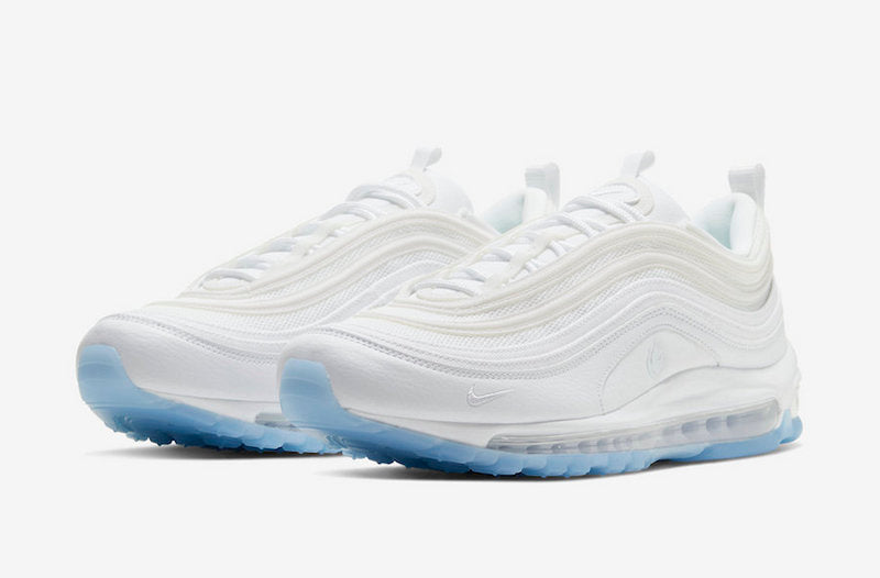 Premièrement, les baskets Nike Air Max 97 Femme incarnent un design emblématique et audacieux.

Inspirées des lignes fluides des trains à grande vitesse japonais.