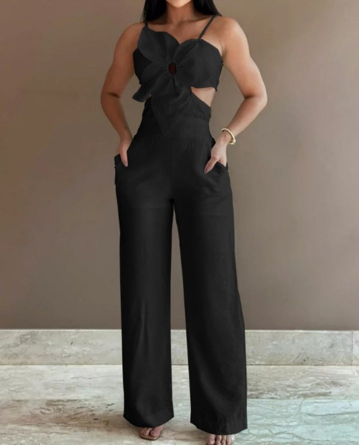 Premièrement : La Combinaison à motif Floral et poche creuse Femme incarne la douceur et le raffinement, parfaite pour un look à la fois décontracté et élégant.