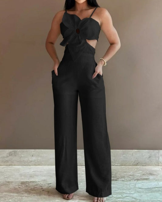 Premièrement : La Combinaison à motif Floral et poche creuse Femme incarne la douceur et le raffinement, parfaite pour un look à la fois décontracté et élégant.
