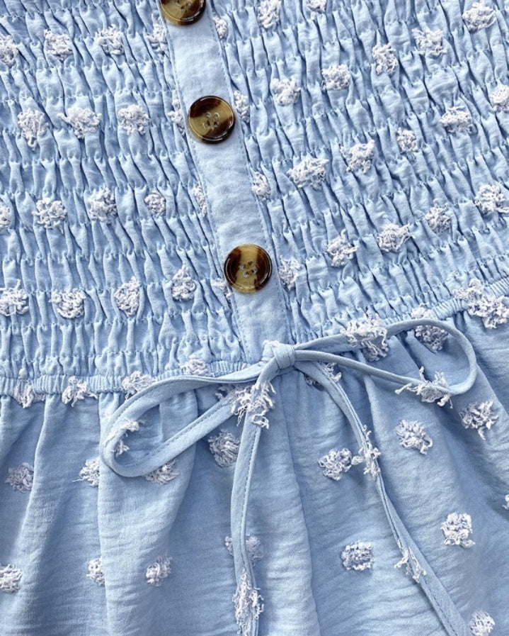 Premièrement : Adoptez un style chic et décontracté avec cette Combinaison courte décontractée à pois , et froncées sans manches avec détails noués et boutons décoratifs femme 