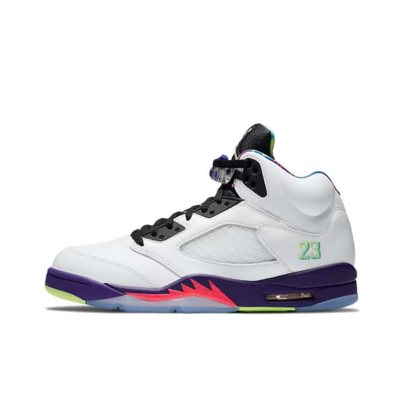 Premièrement, les baskets Air Jordan 5 Femme incarnent un mélange parfait de style audacieux et de performance exceptionnelle.
