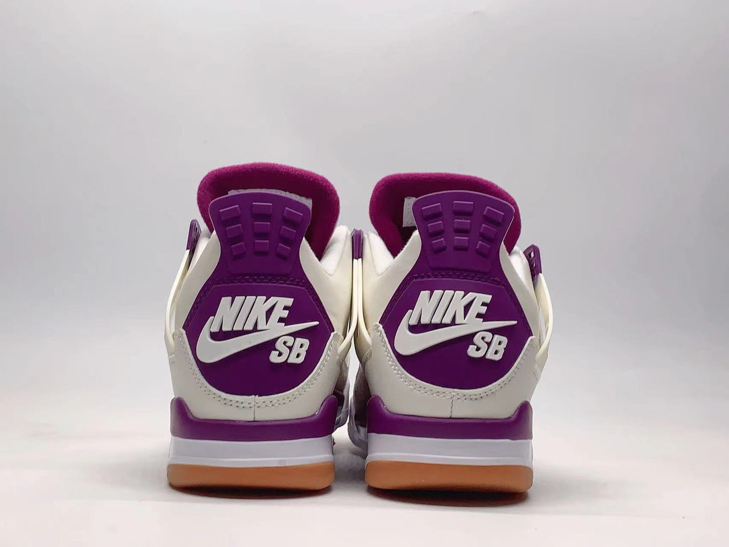 Premièrement : Les baskets Air Jordan 4 Femme se distinguent par leur design iconique et leur capacité à allier style et fonctionnalité.