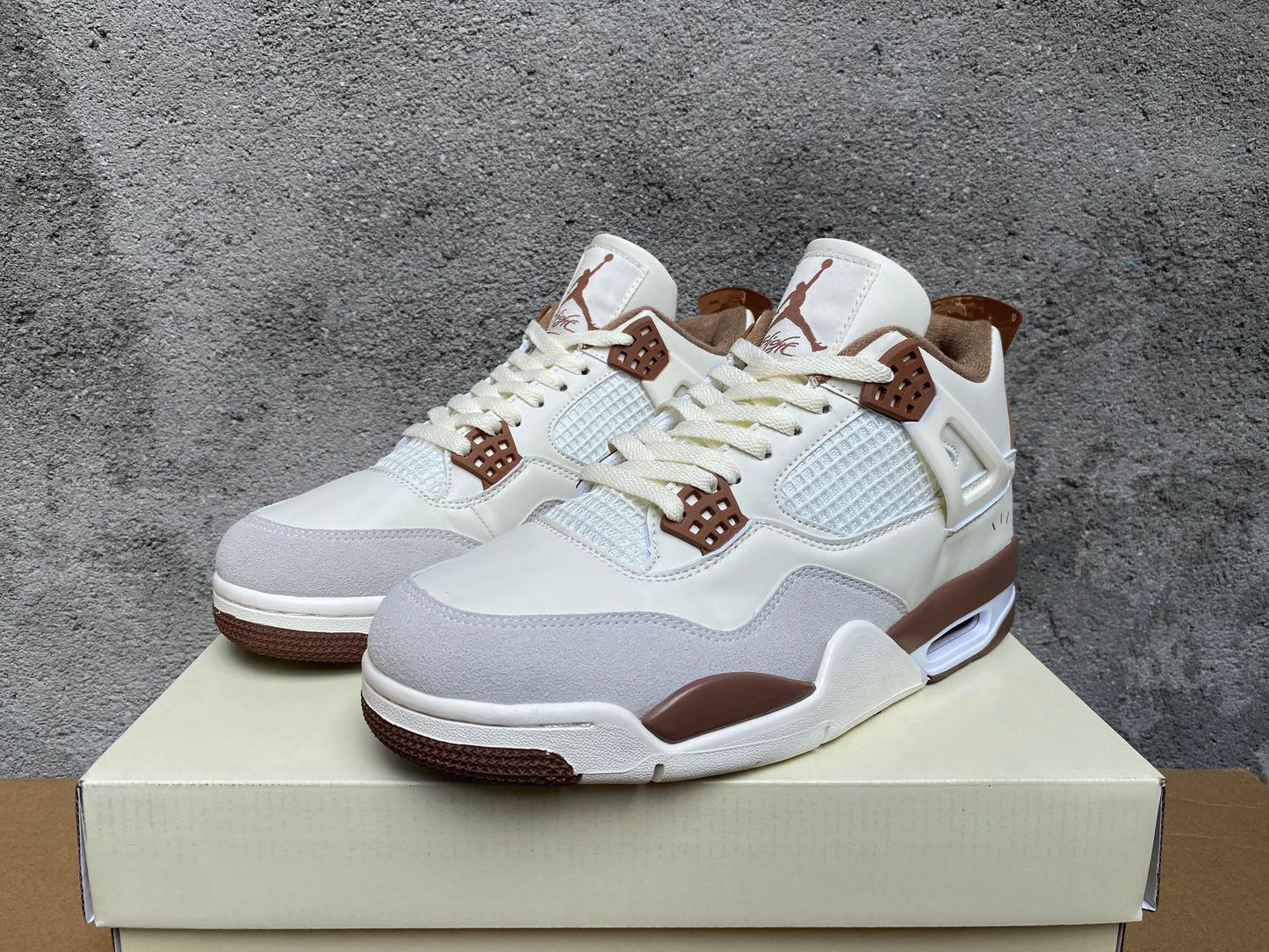 Premièrement : Les baskets Air Jordan 4 Femme se distinguent par leur design iconique et leur capacité à allier style et fonctionnalité
