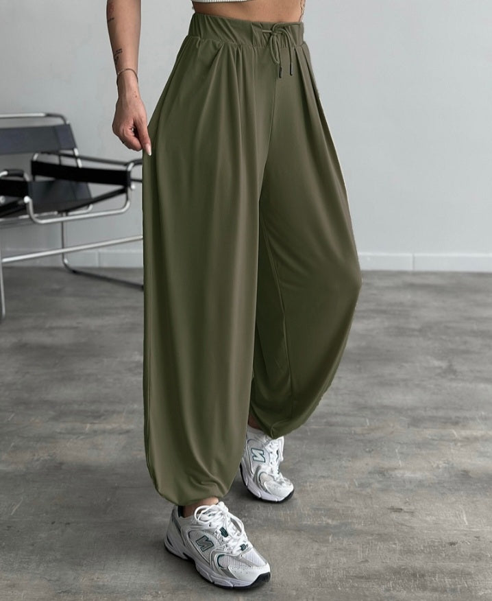 Premièrement : Ce Pantalon taille haute élastique à revers et cordon de serrage , coupe ample et décontractée , froncé Femme .