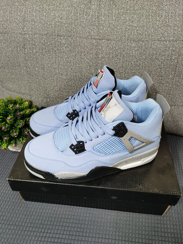 Premièrement : Les baskets Air Jordan 4 Femme se distinguent par leur design iconique et leur capacité à allier style et fonctionnalité.