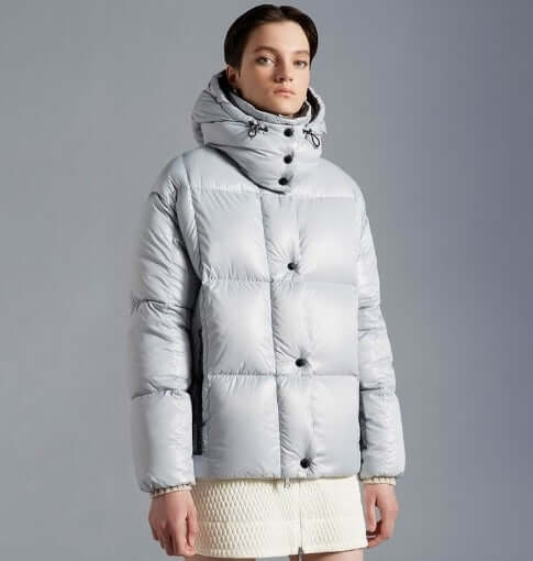 Premièrement : Les doudounes Moncler Femme, ainsi que les manteau Moncler Femme, incarnent un style et un raffinement incomparables.
