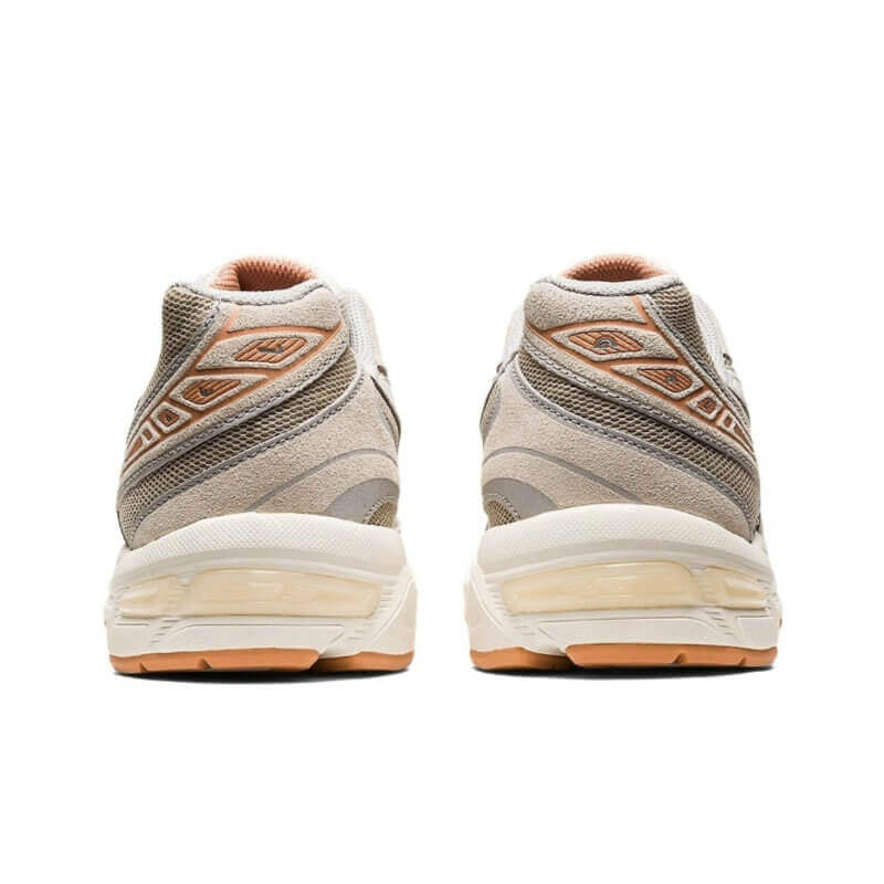 Premièrement :Les baskets Asics  offrent une combinaison parfaite de style et de performance.