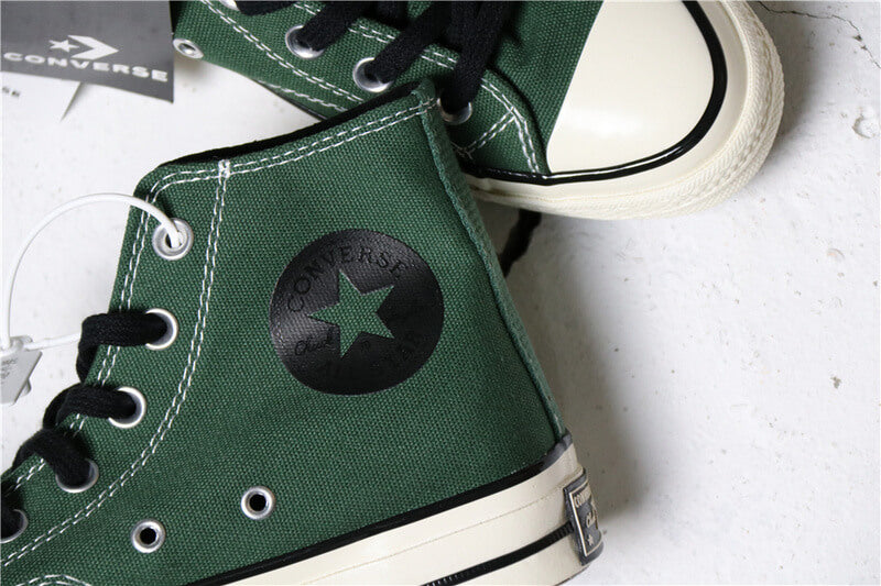 Premièrement : Les baskets Converse Femme se distinguent par leur design iconique et leur esthétique vintage.