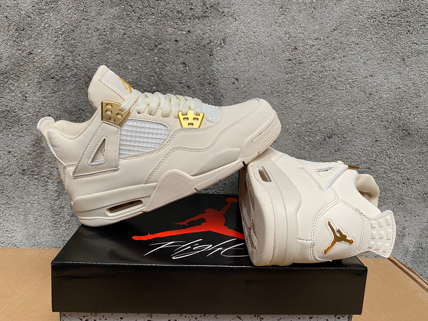 Premièrement : Les baskets Air Jordan 4 Femme se distinguent par leur design iconique et leur capacité à allier style et fonctionnalité